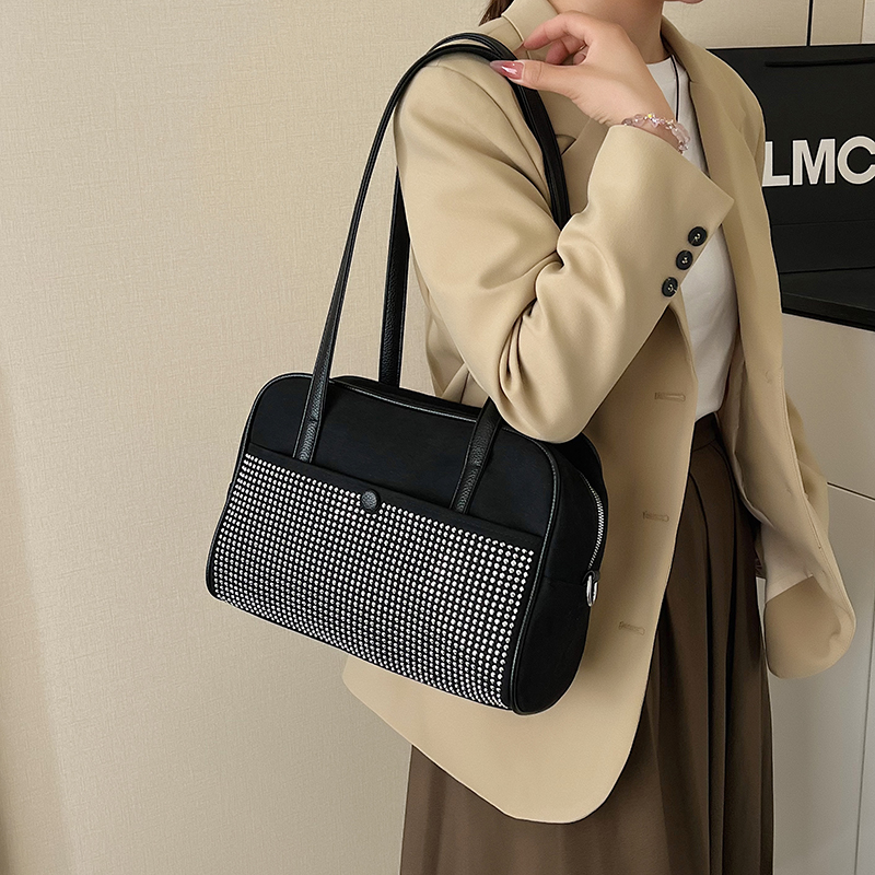 Interior Design News - Bolso de hombro con diamantes de