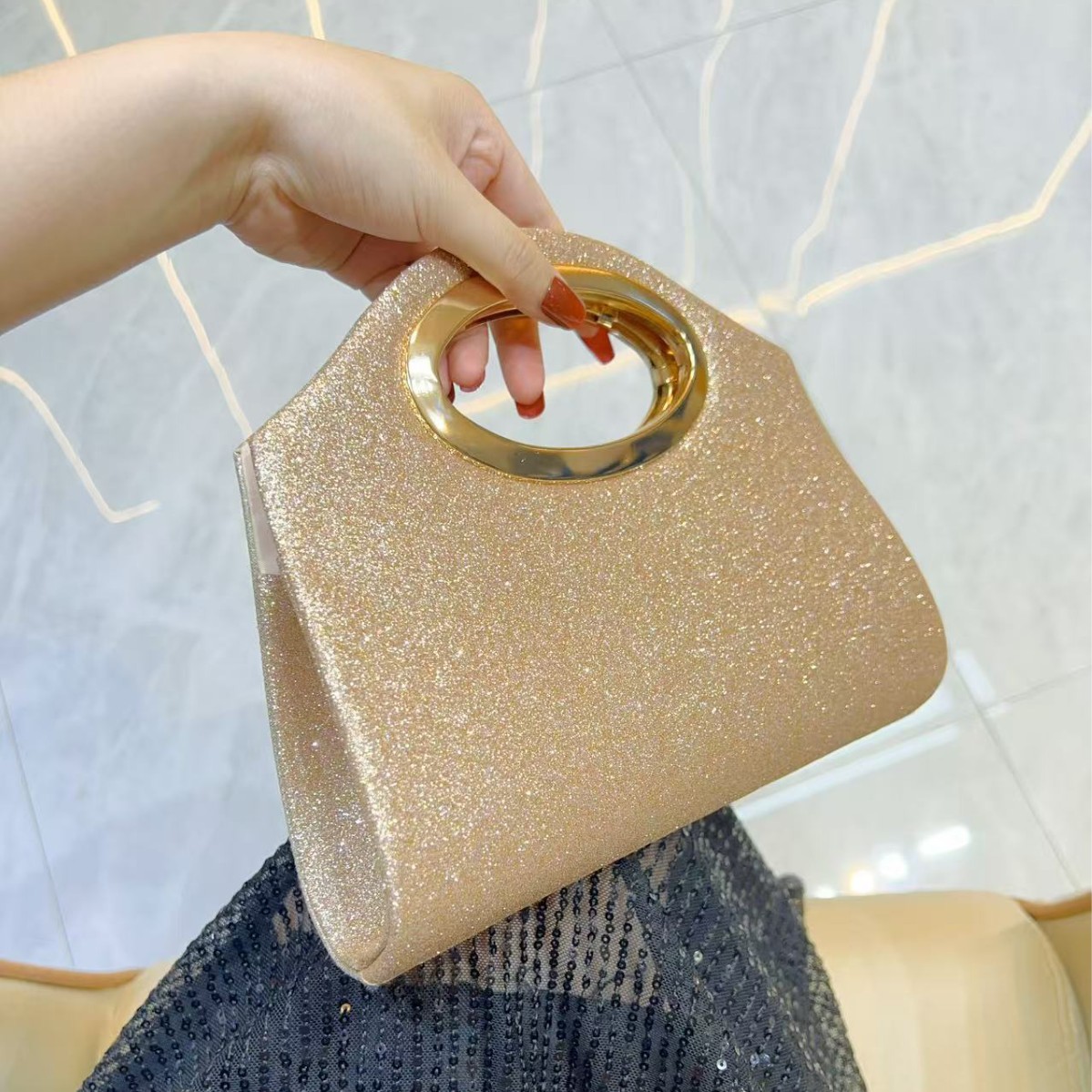 Nuevo bolso de mano transfront - Interior Design News reseña y precio