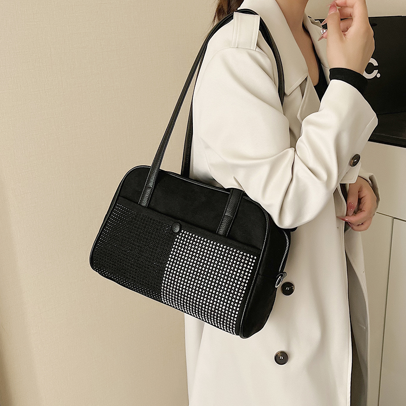 Bolso de hombro con diamantes  - Interior Design News reseña y precio