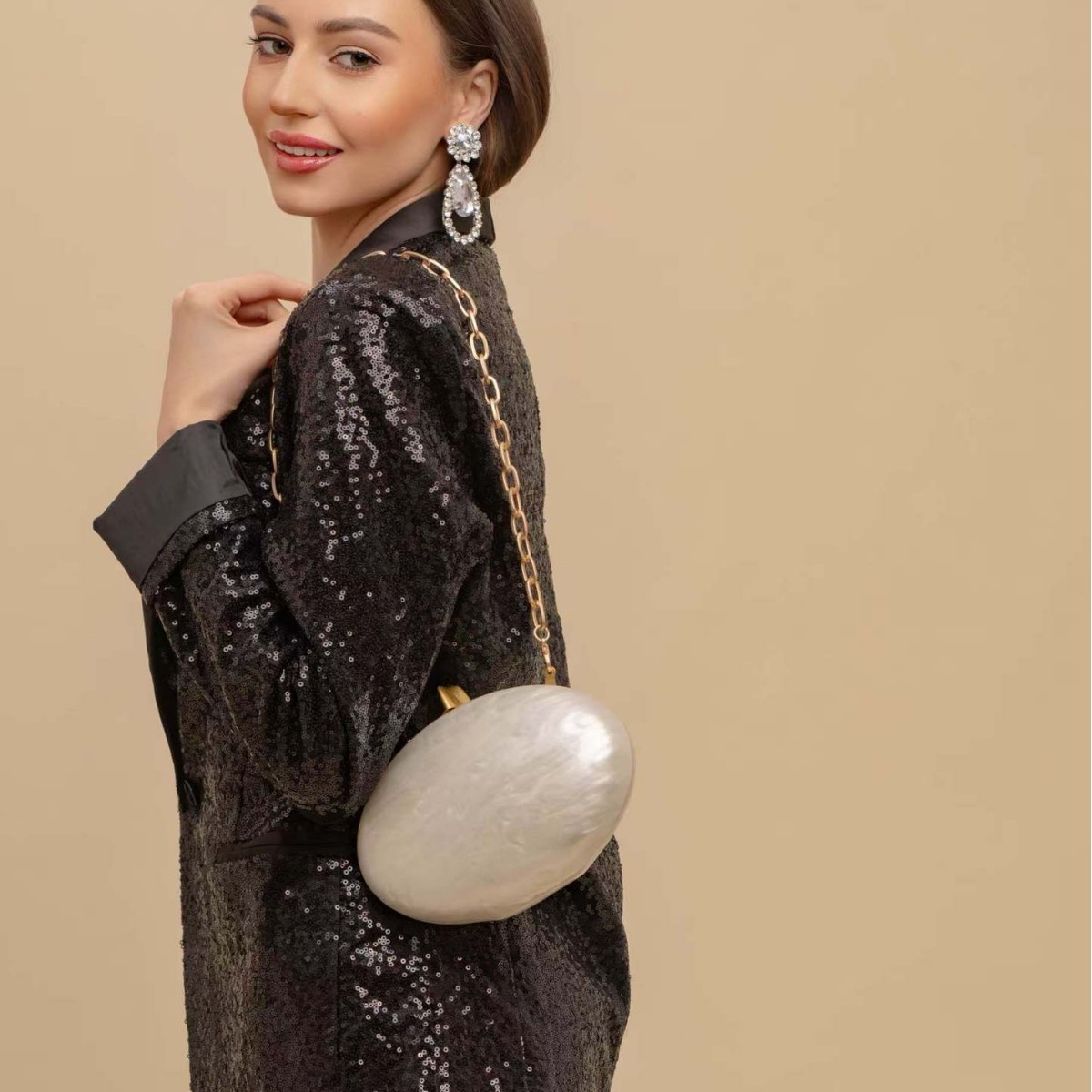 Bolso de mano con forma de hue - Interior Design News reseña y precio